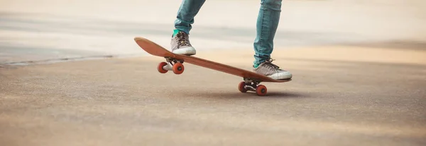 Skateboarder Faire Des Tours Avec Skateboard Plein Air — Photo