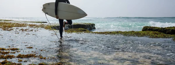 Vrouw Surfer Met Surfplank Gaat Surfen — Stockfoto