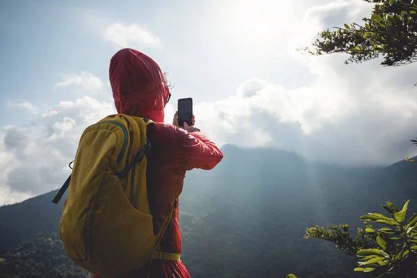Επιτυχημένος Πεζοπόρος Χρησιμοποιώντας Smartphone Στην Κορυφή Του Βουνού — Φωτογραφία Αρχείου