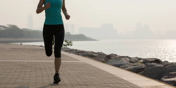 Corredor Fitness Mujer Corriendo Por Sendero Costa Soleada — Foto de Stock