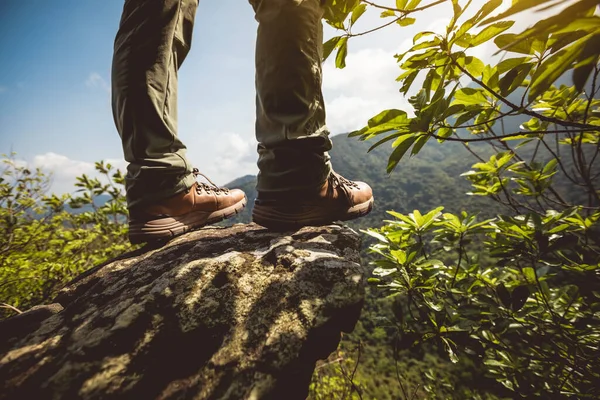 Successful Hiker Enjoy View Mountain Top Cliff Edge — Stock Photo, Image