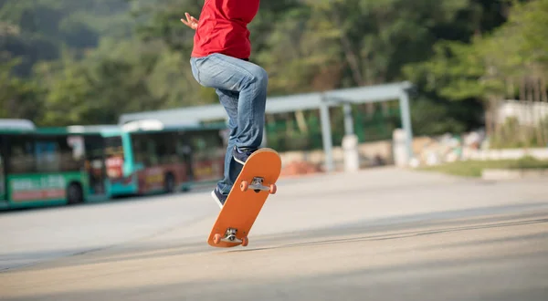 Скейтбордист Делает Трюки Скейтбордом Открытом Воздухе — стоковое фото