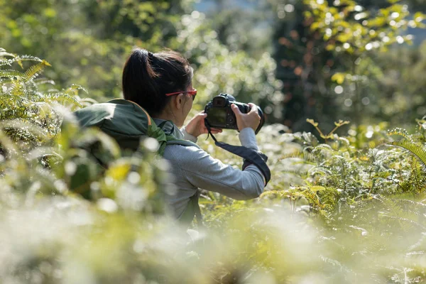 春の山で写真を撮る女写真家 — ストック写真