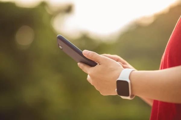 Asian Woman Using Smartphone Outdoors — Stock Photo, Image