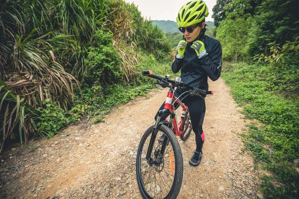 Mujer Ciclista Abrocharse Casco Antes Montar Bicicleta Sendero Natural Las —  Fotos de Stock