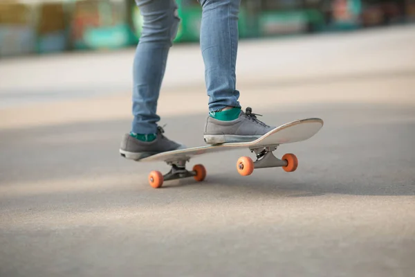 Vue Sur Les Jambes Skateboarder Skateboard Astuces Plein Air — Photo