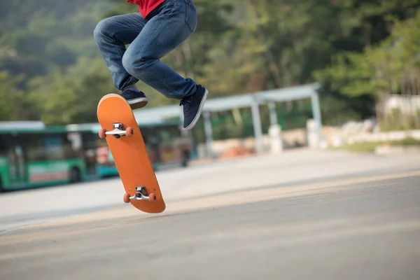 Vue Sur Les Jambes Skateboarder Skateboard Astuces Plein Air — Photo