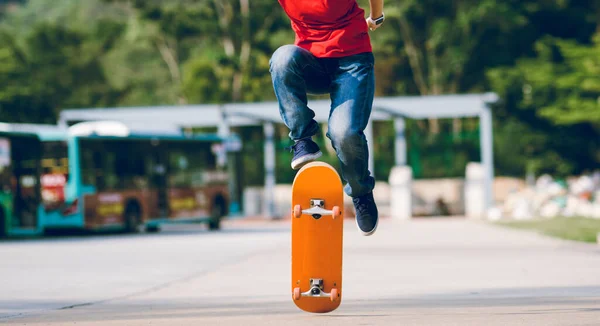 Skateboarder Fazendo Truques Com Skate Livre — Fotografia de Stock