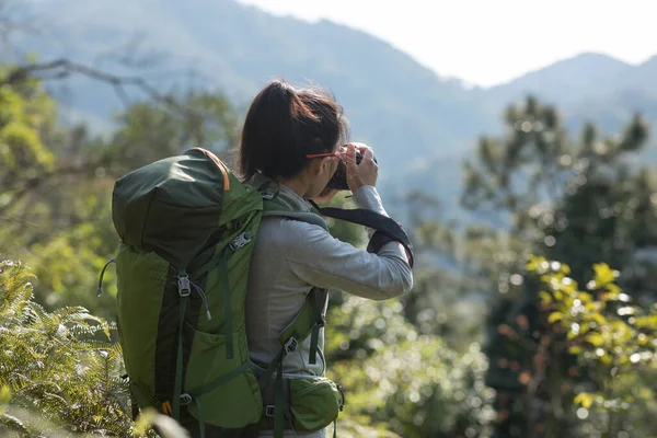 Žena Fotograf Fotografování Jaře Hory — Stock fotografie