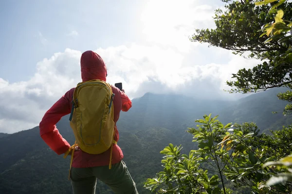 Caminhante Bem Sucedido Usando Smartphone Topo Montanha — Fotografia de Stock