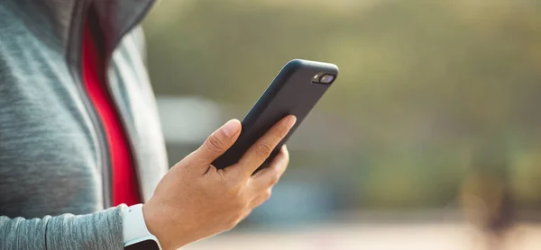 Asiatico Donna Utilizzando Smartphone All Aperto — Foto Stock