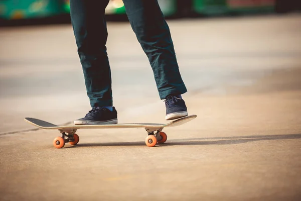 Skateboarder Faire Des Tours Avec Skateboard Plein Air — Photo