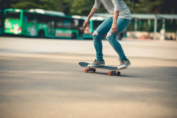 Skateboardåkare Gör Tricks Med Skateboard Utomhus — Stockfoto