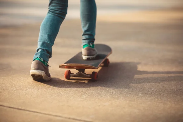 Skateboarder Doet Trucs Met Skateboard Buiten — Stockfoto