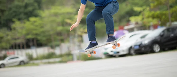 Skateboardåkare Gör Tricks Med Skateboard Utomhus — Stockfoto