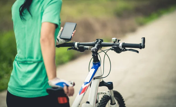 Radfahrer Nutzen Smartphone Zur Navigation Beim Mountainbiken Auf Waldweg — Stockfoto