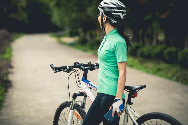 Radfahrer Nutzen Smartphone Zur Navigation Beim Mountainbiken Auf Waldweg — Stockfoto