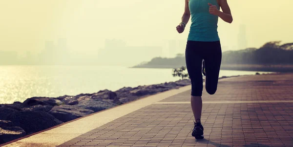 Fitness Žena Běžec Běží Slunné Pobřeží Stezka — Stock fotografie