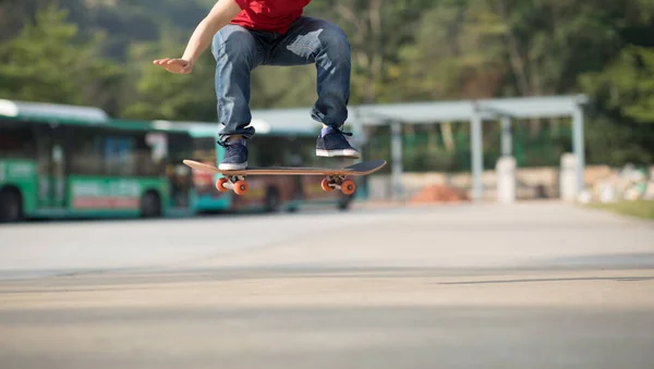 Skateboarder Macht Tricks Mit Skateboard Freien — Stockfoto