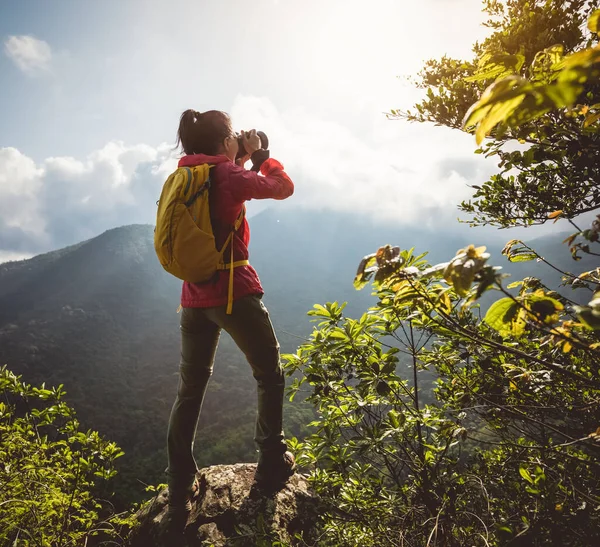 Vrouwelijke Fotograaf Maakt Foto Lente Berg — Stockfoto