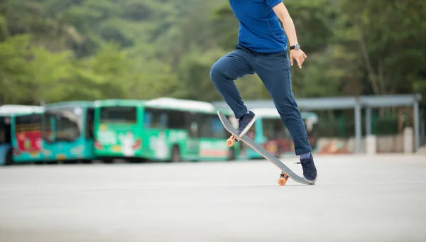 Skateboarder Fazendo Truques Com Skate Livre — Fotografia de Stock