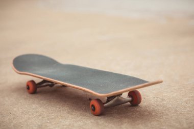 Eski kaykay açık havada sürmeye hazır.