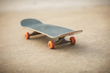 Eski kaykay açık havada sürmeye hazır.