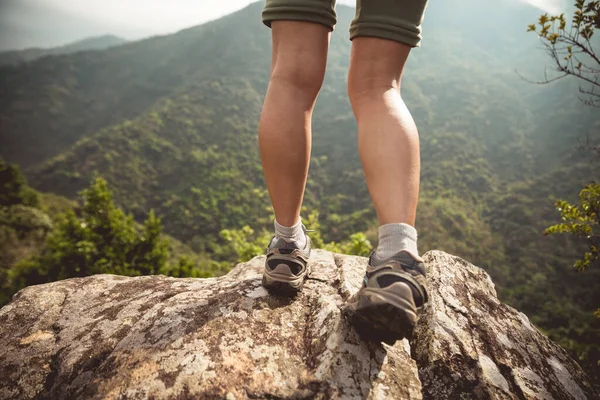 Successful Hiker Enjoy View Mountain Top Cliff Edge — Stock Photo, Image