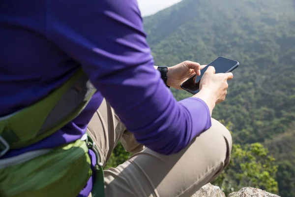 Successful Hiker Using Smartphone Mountain Top Cliff Edge — Stock Photo, Image