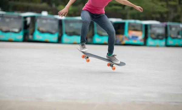 Vista Sobre Pernas Skateboarder Skate Truques Livre — Fotografia de Stock