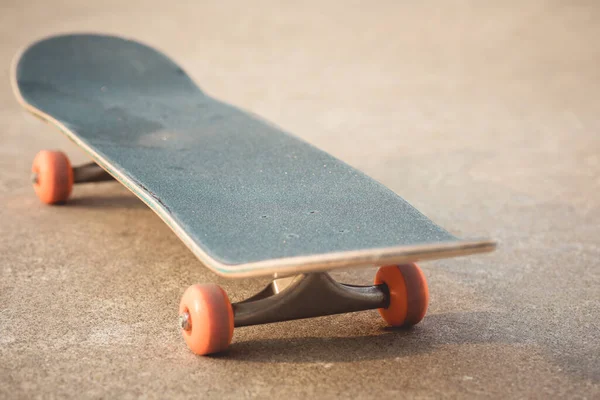 Starý Skateboard Připraven Jízdě Venku — Stock fotografie