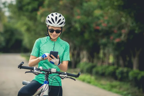 Radfahrer Nutzen Smartphone Zur Navigation Beim Mountainbiken Auf Waldweg — Stockfoto