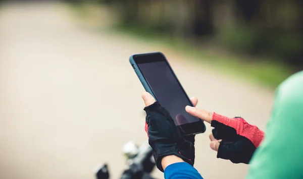 Radfahrer Nutzen Smartphone Zur Navigation Beim Mountainbiken Auf Waldweg — Stockfoto