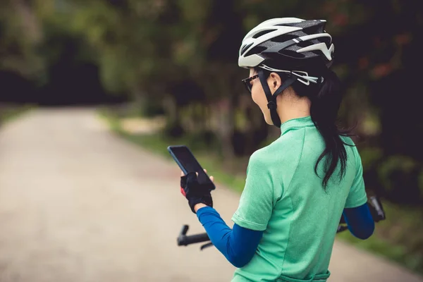 Radfahrer Nutzen Smartphone Zur Navigation Beim Mountainbiken Auf Waldweg — Stockfoto