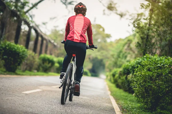 오솔길에서 자전거를 자전거타는 여자들 — 스톡 사진