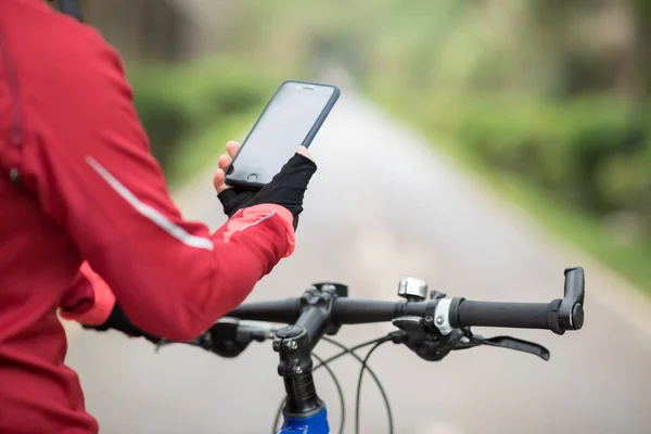 Radfahrer Nutzen Smartphone Zur Navigation Beim Mountainbiken Auf Waldweg — Stockfoto