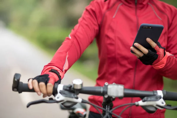 Cycliste Utiliser Smartphone Pour Navigation Lors Équitation Vtt Sur Sentier — Photo