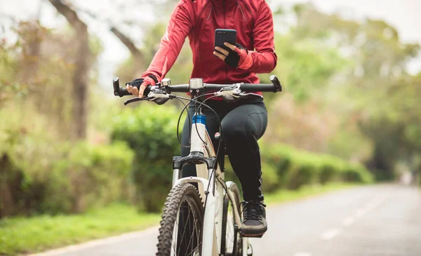 Radfahrer Nutzt Smartphone Beim Mountainbiken Auf Waldweg — Stockfoto