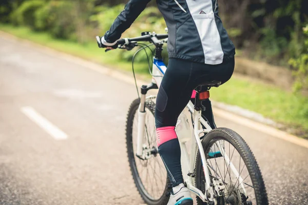 Γυναίκα Ποδηλάτης Ιππασία Ένα Ποδήλατο Στο Ηλιόλουστο Μονοπάτι Πάρκο Την — Φωτογραφία Αρχείου