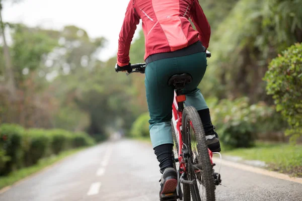 Mujer Ciclista Montando Una Bicicleta Sendero Soleado Parque Primavera — Foto de Stock