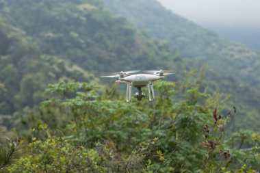 Ormanda uçan kameralı beyaz dron