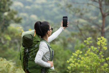 Yürüyüş yapan kadın, Spring Mountain 'da fotoğraf çekiyor. 