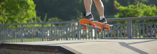 Blick Auf Skateboarderbeine Die Skatepark Skateboarden — Stockfoto