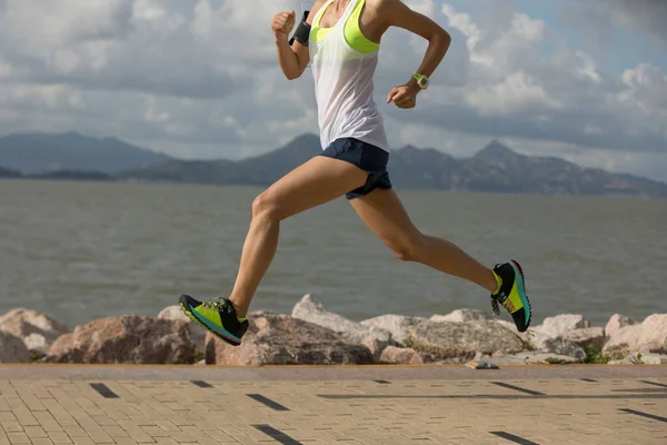 Fitness Kobieta Trening Biegowy Maratonu Słonecznym Szlaku Wybrzeża — Zdjęcie stockowe