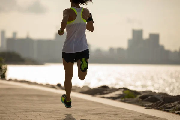 Fitness Frau Beim Lauftraining Für Marathon Auf Sonnigem Küstenweg — Stockfoto