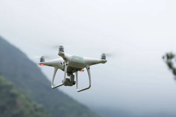 Ormanda Uçan Kameralı Beyaz Dron — Stok fotoğraf