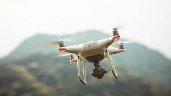 Drone Branco Com Câmera Voando Floresta Montanhas — Fotografia de Stock