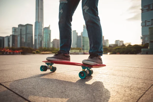 Skateboarder Skateboarding Při Západu Slunce Městském Městě Mrakodrapy — Stock fotografie