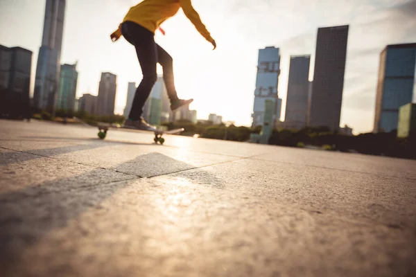 Skateboarder Skateboarding Πάνω Από Ηλιοβασίλεμα Στην Αστική Πόλη Ουρανοξύστες — Φωτογραφία Αρχείου