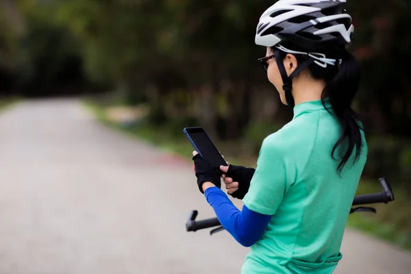 Cycliste Utiliser Smartphone Pour Navigation Lors Équitation Vtt Sur Sentier — Photo